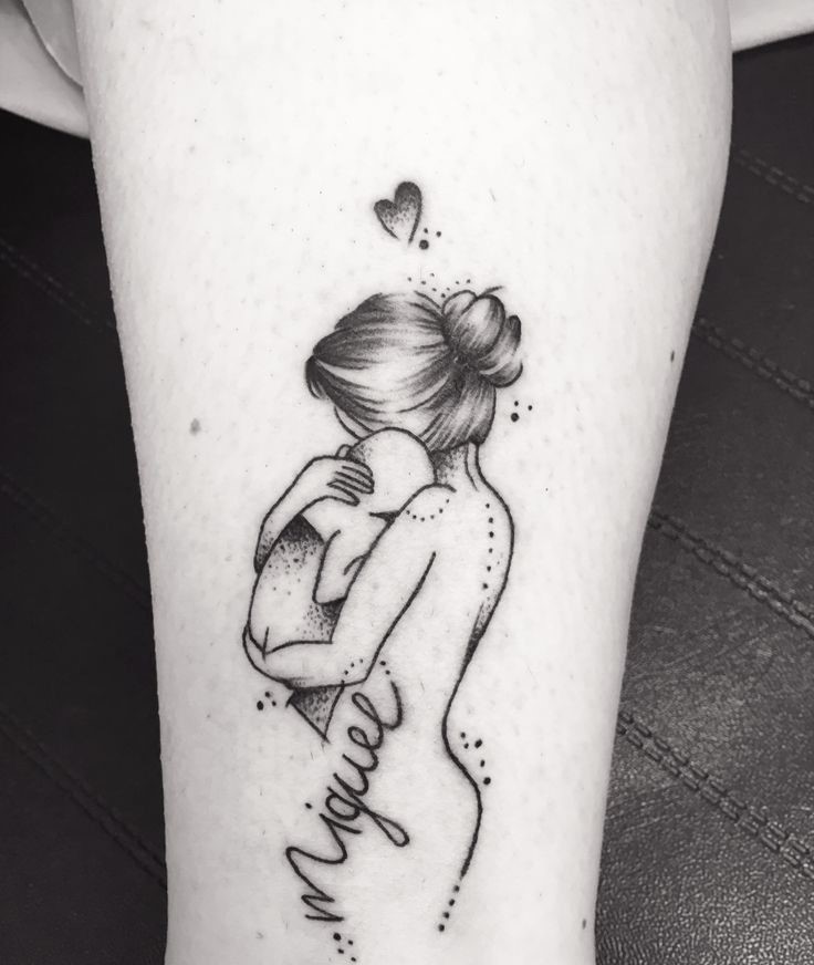 Hình xăm mẹ ôm con trên bắp tay, phong cách blackwork, chi tiết tinh tế, độ phân giải HD.