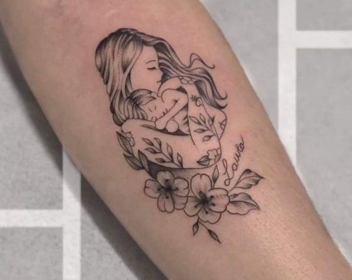 Hình xăm mẹ và bé phong cách blackwork trên cánh tay, chi tiết hoa, ảnh HD.