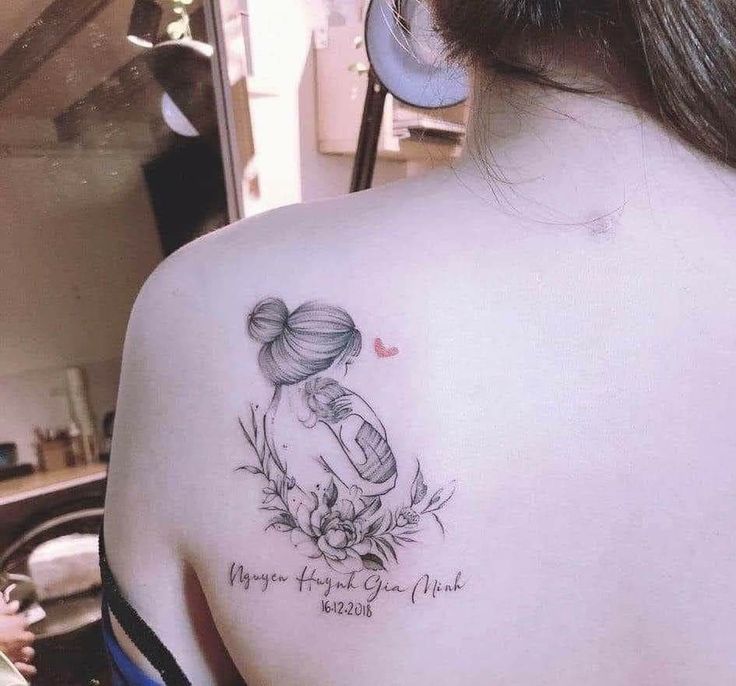 Hình xăm mini trên vai, phong cách blackwork với chi tiết hoa và cô gái, độ phân giải HD.