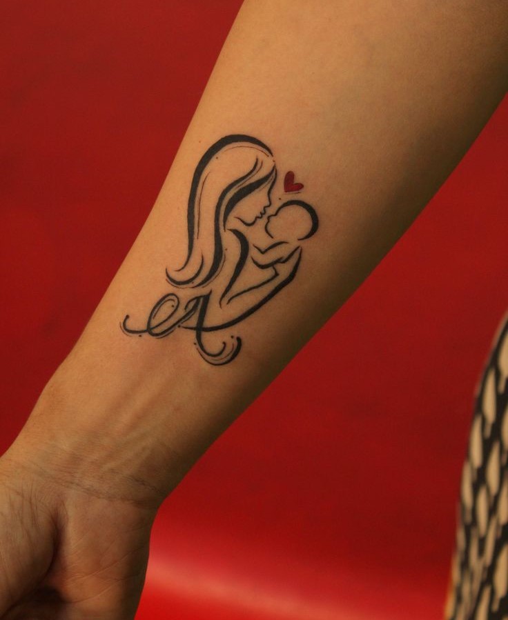 Hình xăm mẹ và bé trên cánh tay, phong cách blackwork đơn giản, độ phân giải HD.