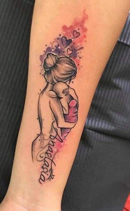 Hình xăm mẹ và con phong cách màu nước trên cẳng tay, chi tiết sống động, độ phân giải HD.