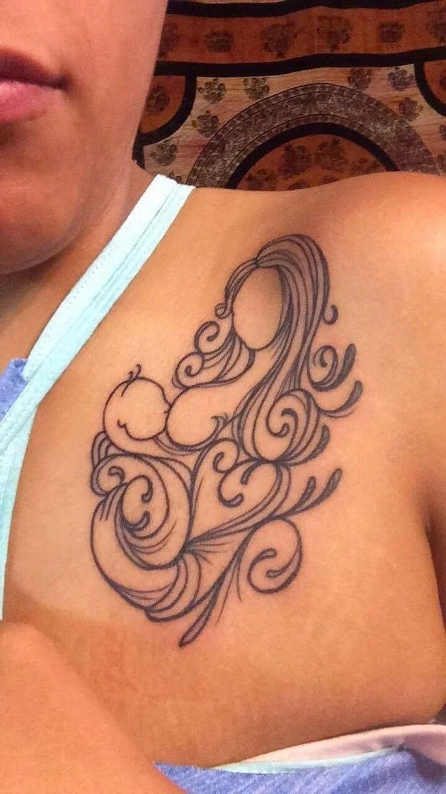 Hình xăm nghệ thuật mẹ con, phong cách blackwork, vị trí trên vai, chi tiết rõ nét, độ phân giải HD.