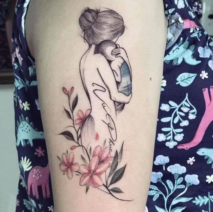 Hình xăm mẹ và con, phong cách blackwork với hoa màu, vị trí bắp tay, chi tiết sắc nét, độ phân giải HD.