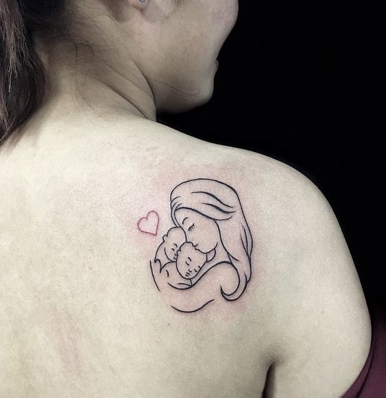 hình xăm mẹ ôm hai đứa con đầy yêu thương Hình xăm mẹ và bé trên vai, phong cách đơn giản, chi tiết rõ nét, độ phân giải HD.