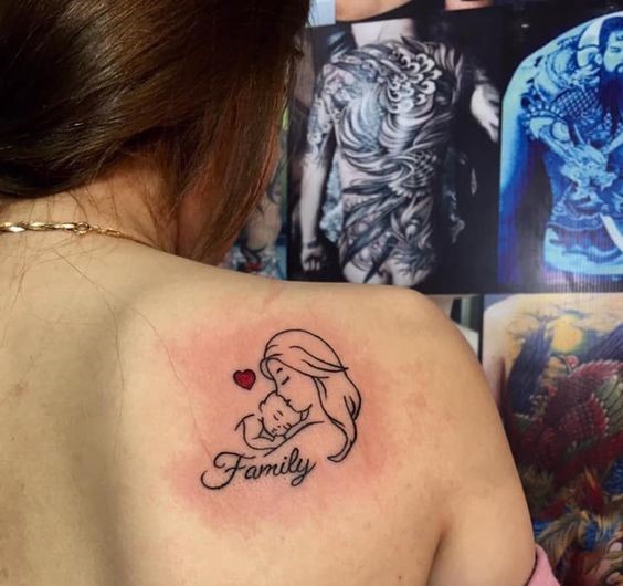 hình xăm mẹ và con kèm khắc chữ nghệ thuật Hình xăm gia đình trên lưng, phong cách blackwork, chi tiết rõ nét, độ phân giải HD.