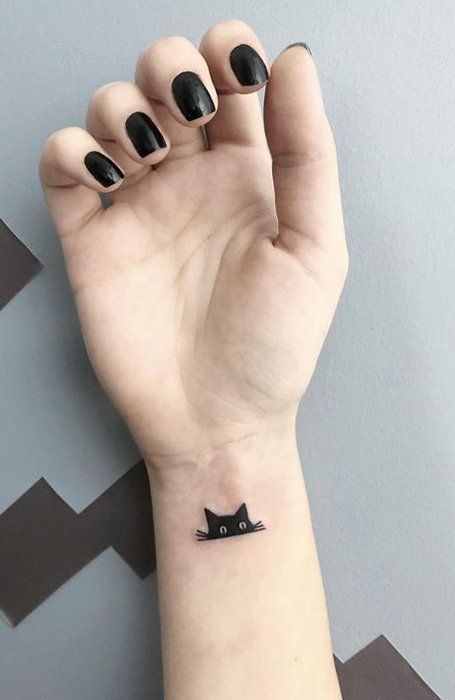 Hình xăm mèo mini trên cổ tay, phong cách blackwork, độ chi tiết cao, ảnh độ phân giải HD.