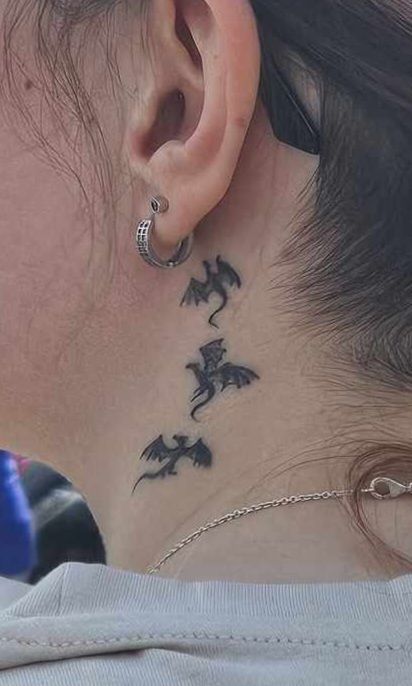 hình xăm mini ba con khủng long mini sau tai Hình xăm rồng mini trên cổ, phong cách blackwork chi tiết, ảnh HD.