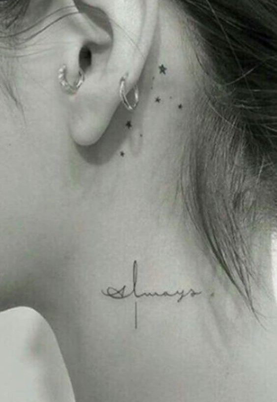 Hình xăm chữ "Always" và sao mini phong cách blackwork sau tai, độ chi tiết cao, ảnh HD.