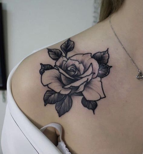 Hình xăm hoa hồng trên vai, phong cách blackwork chi tiết, độ phân giải HD.