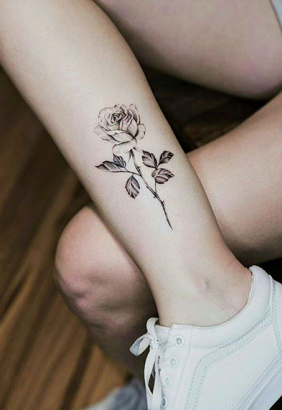 Hình xăm hoa hồng đen trắng trên chân, phong cách blackwork chi tiết, ảnh HD.