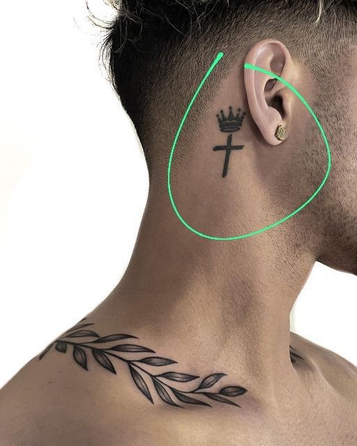 hình xăm mini cây thánh giá và vương miện Hình xăm vương miện và thánh giá sau tai phong cách blackwork, độ chi tiết cao, ảnh HD.