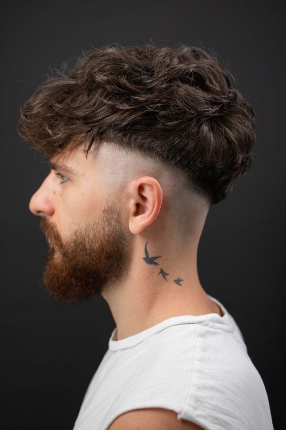 hình xăm mini chim én sau tai Hình xăm chim bay trên cổ, phong cách blackwork, chi tiết rõ nét, độ phân giải HD.