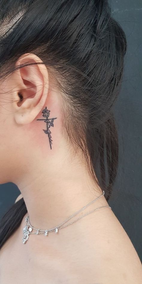 Hình xăm hoa mini sau tai phong cách blackwork, chi tiết tinh tế, ảnh HD.