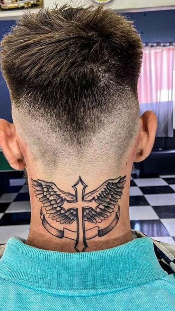 hình xăm nhỏ công giáo kết hợp cánh Hình xăm cánh thiên thần và thánh giá trên gáy, phong cách blackwork chi tiết, ảnh chất lượng HD.