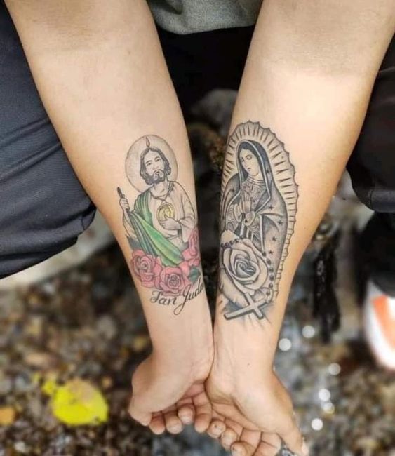 hình xăm mini công giáo chứa đựng ý nghĩa cho cặp đôi Hình xăm tôn giáo trên cẳng tay, phong cách blackwork và màu, chi tiết rõ nét, độ phân giải HD.