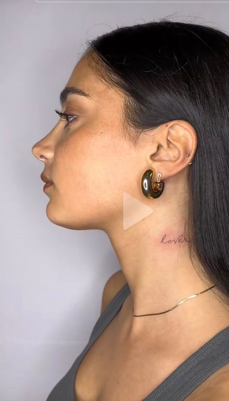 Hình xăm chữ "love" mini trên cổ, phong cách tối giản, ảnh HD.