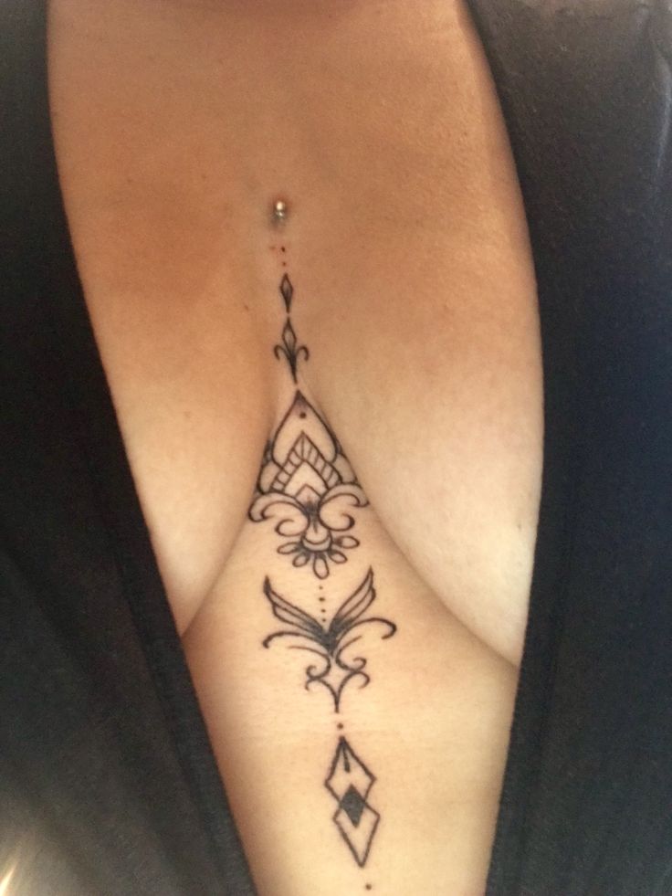 Hình xăm hoa văn tối giản ở ngực, phong cách blackwork, chi tiết tinh tế, độ phân giải HD.