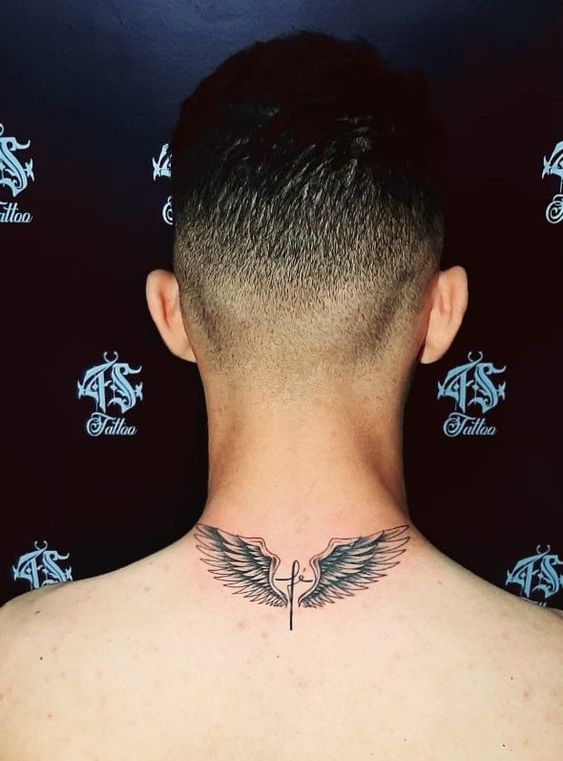 hình xăm mini đôi cánh phía sau gáy Hình xăm đôi cánh trên gáy, phong cách blackwork, chi tiết rõ nét, ảnh HD.