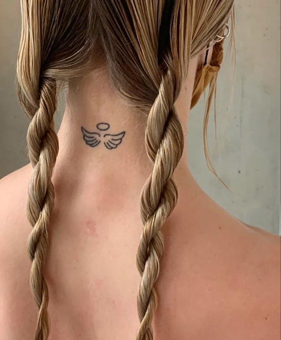 Hình xăm mini thiên thần trên gáy, phong cách blackwork. Ảnh độ phân giải cao, chi tiết rõ nét.