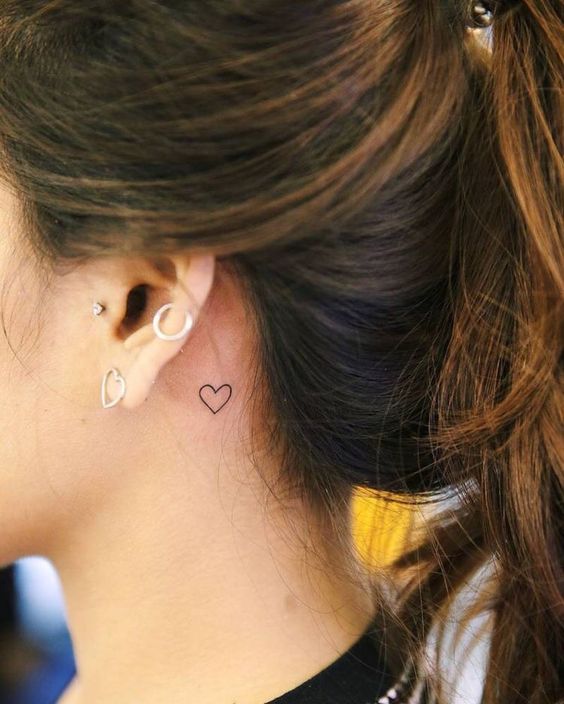 hình xăm mini trái tim sau tai Hình xăm trái tim mini sau tai, phong cách blackwork, chi tiết rõ nét, ảnh HD.