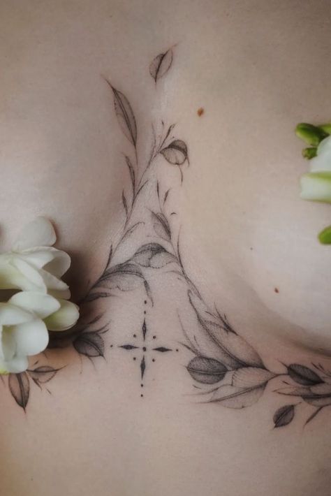 Hình xăm lá và hoa cách điệu vùng ngực, phong cách blackwork tinh tế, ảnh HD chi tiết.