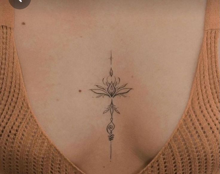 Hình xăm hoa sen tinh tế trên ngực, phong cách blackwork, chi tiết cao, ảnh HD.