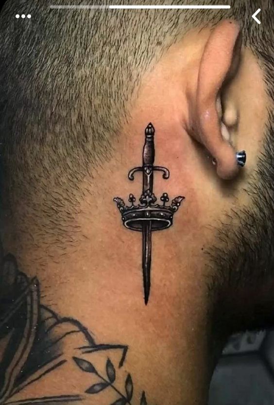 hình xăm mini ký hiệu thể hiện uy quyền Hình xăm kiếm và vương miện sau tai phong cách blackwork, chi tiết, độ phân giải HD.