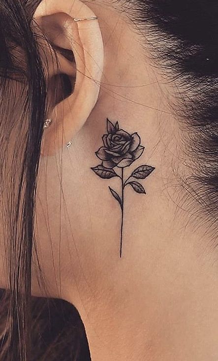 Hình xăm hoa hồng mini sau tai, phong cách blackwork, chi tiết tinh tế, ảnh HD.