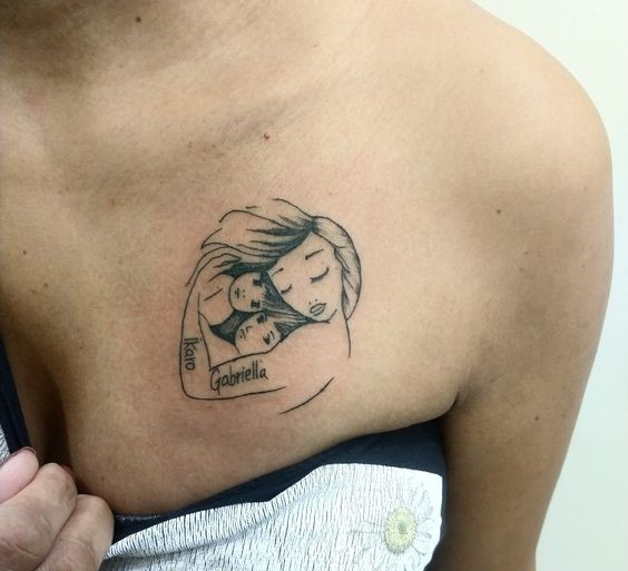 hình xăm mini mẫu mẹ bồng hai con trước vai Hình xăm mẹ ôm con, blackwork, trên ngực, chi tiết, ảnh HD.