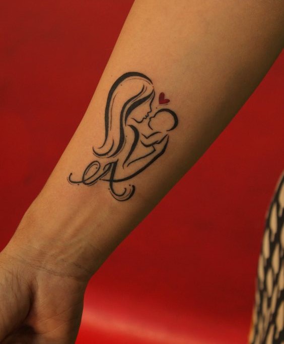 hình xăm mini mẹ bồng con cực sáng tạo Hình xăm mẹ và bé trên cánh tay, phong cách blackwork, chi tiết rõ nét, ảnh HD.