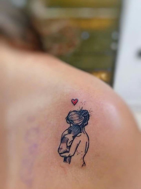 hình xăm mini mẹ con siêu đáng yêu Hình xăm mẹ bế con, phong cách blackwork, vị trí vai, chi tiết tinh tế, hình ảnh độ phân giải HD.