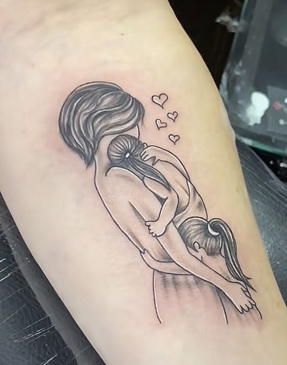 hình xăm mini mẹ và 2 con gái ôm nhau Hình xăm gia đình phong cách blackwork trên tay, chi tiết cao, độ phân giải HD.