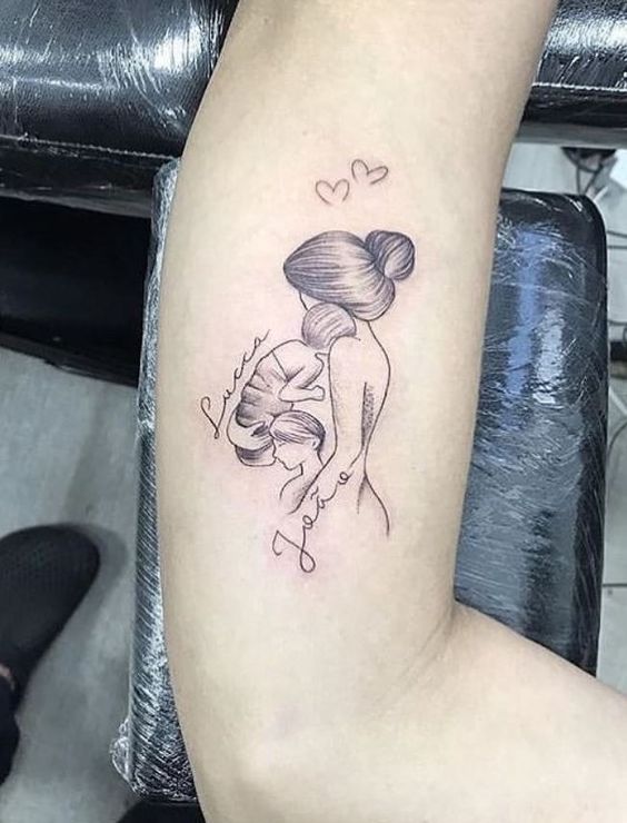 hình xăm mini mẹ và 2 con kèm khắc tên trên bắp tay Hình xăm mẹ và con, vị trí bắp tay, phong cách line art, hai trái tim, độ phân giải HD.