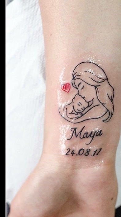 hình xăm mini mẹ và con trên cổ tay kèm tên và ngày sinh của con Hình xăm mẹ và bé trên tay, phong cách blackwork, chi tiết tinh tế, ảnh HD.