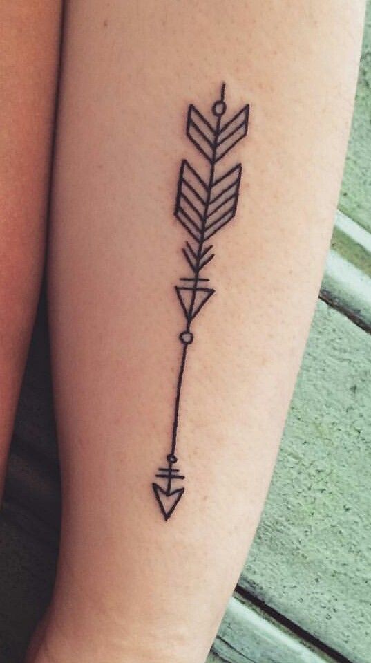 hình xăm mũi tên vô cực độc đáo Hình xăm mũi tên tối giản trên cánh tay, phong cách blackwork, ảnh độ phân giải HD.