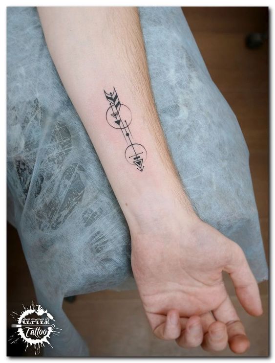 xăm hình mini ở cổ tay Hình xăm mũi tên hình học ở cổ tay, phong cách blackwork, chi tiết tinh tế, ảnh HD.