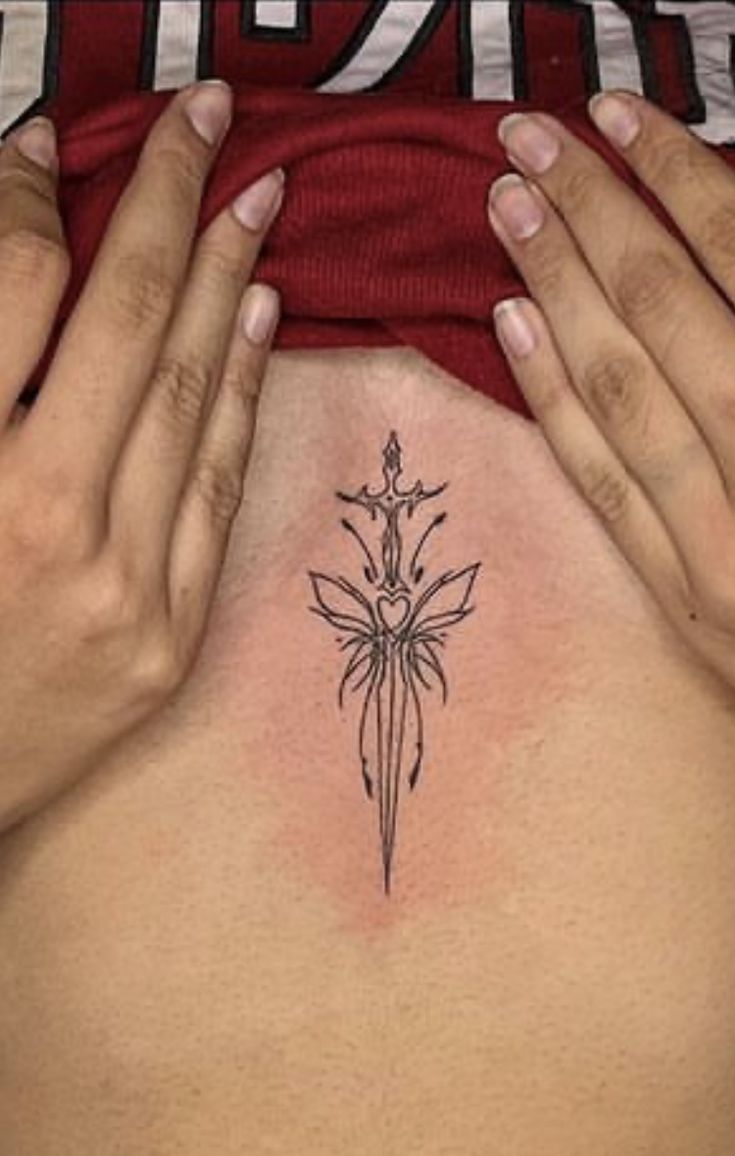 Hình xăm kiếm tối giản ở lưng, phong cách blackwork, chi tiết rõ nét, độ phân giải HD.