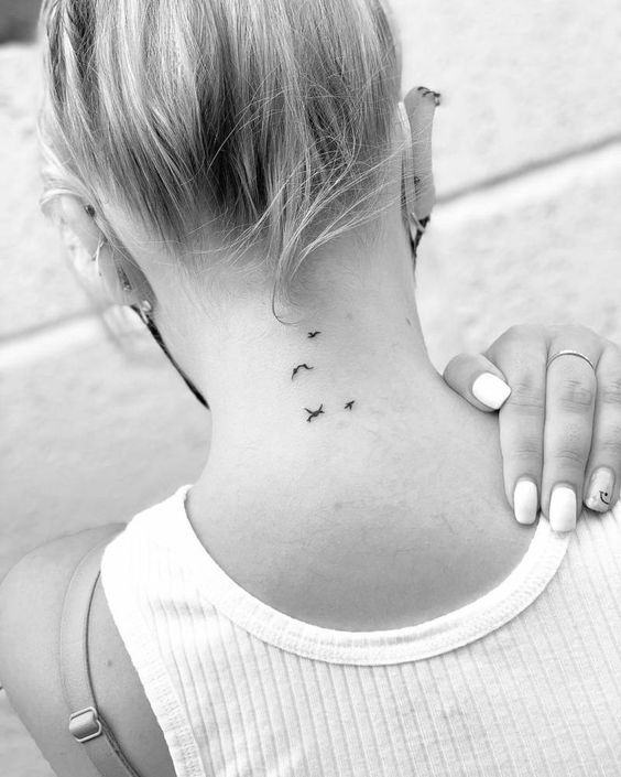 hình xăm mini sau gáy đầy sáng tạo Hình xăm mini chim bay ở sau gáy, phong cách blackwork, ảnh HD đen trắng.