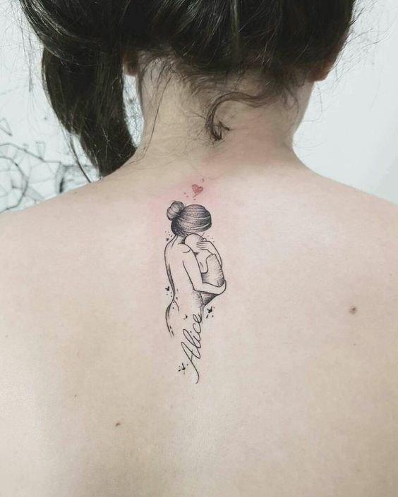 hình xăm mini sau lưng mẫu con tựa vào vai mẹ kèm khắc tên Hình xăm mẹ và bé trên lưng, phong cách blackwork chi tiết, ảnh HD.