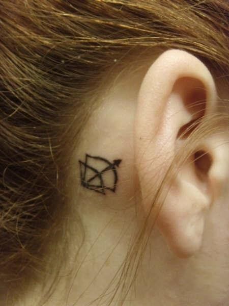 hình xăm mini sau tai Hình xăm nhỏ cung tên sau tai, phong cách blackwork, độ phân giải HD, đơn giản và tinh tế.