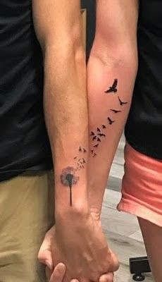 Hình xăm bồ công anh và chim trên cánh tay, phong cách blackwork, chi tiết, độ phân giải cao.