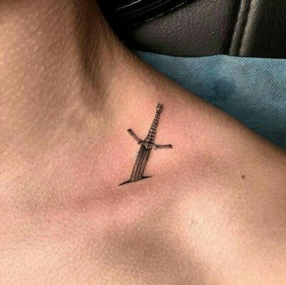 Hình xăm kiếm trên cổ, phong cách blackwork, chi tiết rõ nét, độ phân giải HD.
