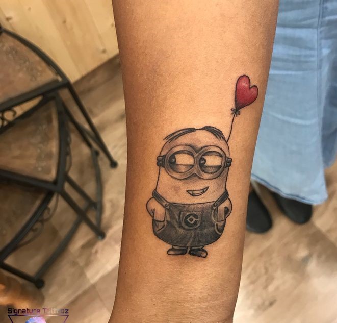 hình xăm minion dễ thương Hình xăm nhân vật hoạt hình cầm bóng bay đỏ trên tay, phong cách blackwork, chi tiết, ảnh HD.