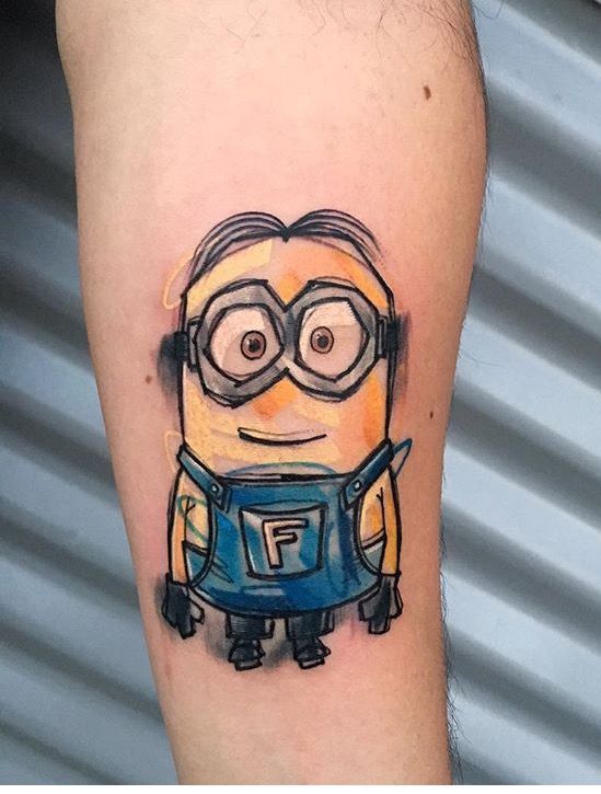 hình xăm minion đơn sơ cho khách Hình xăm nhân vật hoạt hình, phong cách màu nước, trên cánh tay, chi tiết rõ nét, độ phân giải HD.