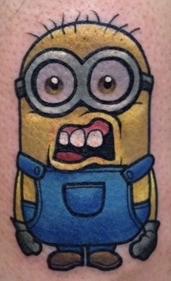 xăm minion hài hước Hình xăm minion hoạt hình, vị trí bắp tay, phong cách màu sắc, độ chi tiết cao, ảnh HD.