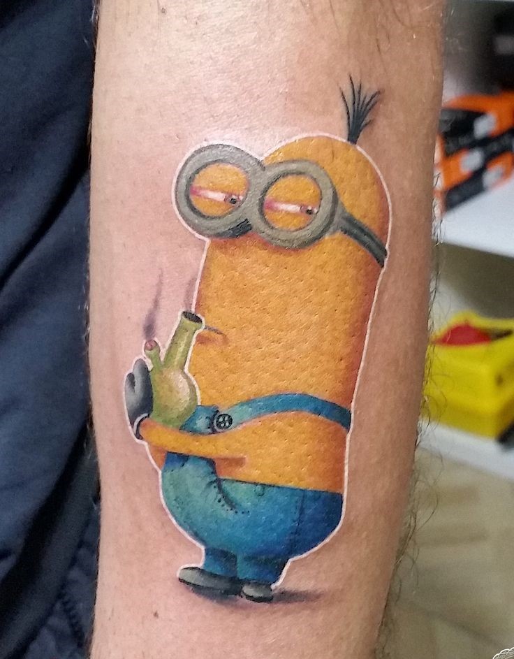 thiết kế minion tinh nghịch cho bạn bè Hình xăm nhân vật hoạt hình trên tay, phong cách màu sắc, chi tiết rõ nét, độ phân giải HD.