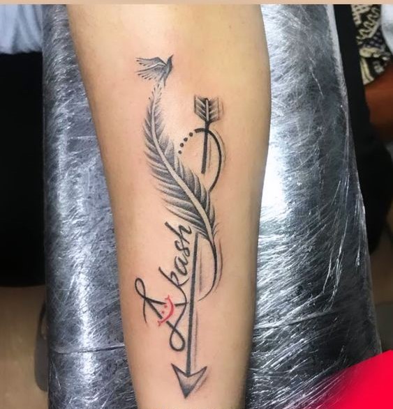 hình xăm mũi tên dấu ấn kỷ niệm Hình xăm mũi tên và lông vũ trên cánh tay, phong cách blackwork chi tiết, độ phân giải HD.