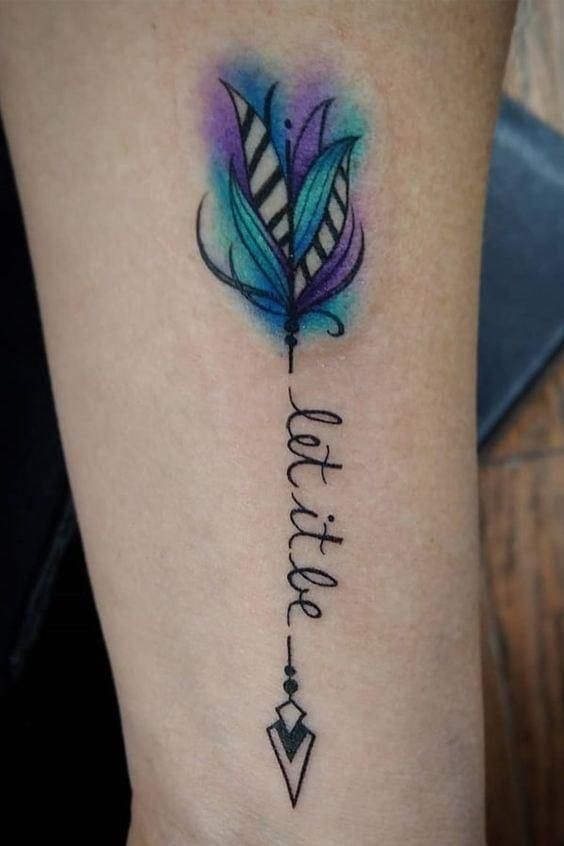 hình xăm mũi tên let it be Hình xăm mini phong cách màu nước trên tay, chủ đề lông vũ và chữ, chi tiết rõ nét.