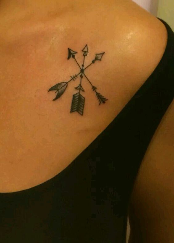 hình xăm mũi tên nhỏ trên vai Hình xăm mũi tên đen phong cách blackwork trên vai, chi tiết rõ nét, độ phân giải HD.