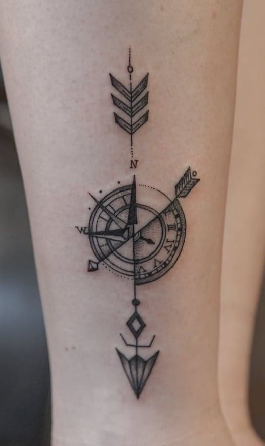 hình xăm mũi tên la bàn ở chân Hình xăm la bàn cổ điển trên tay, phong cách blackwork chi tiết, độ phân giải HD.